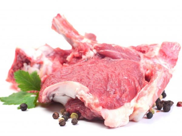  Свежее мясо имеет светлую поверхность, покрытую тонкими прослойками белого жира