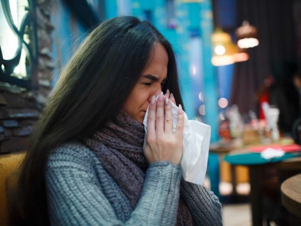Симптомом аллергии может стать заложенность носа и чиханье