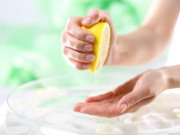 Лимонный сок насыщает ногти питательными веществами