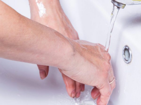 Руки проще отмыть сразу после чистки грибов
